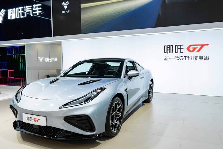 佛山193哪吒汽车在智能汽车领域的表现，领途汽车在新能源汽车市场中的影响力